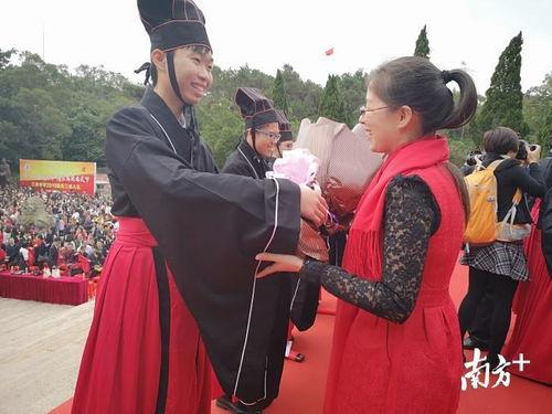 成人礼对孩子的视频,成人礼，孩子人生新篇章的启航