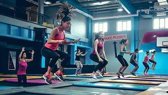 成人蹦床咋玩视频大全