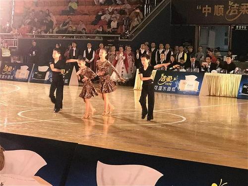 成人最酷篮球舞视频